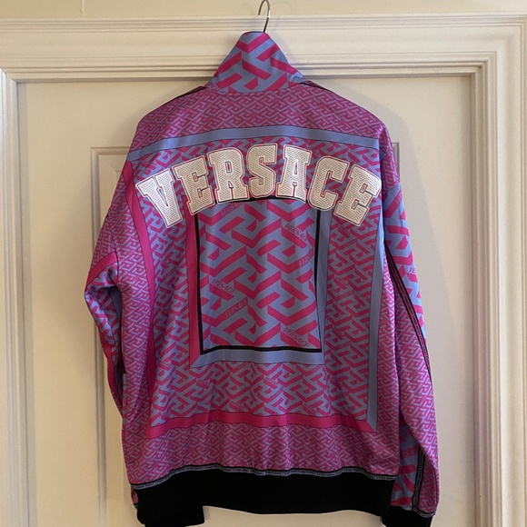 FULL LOOK - SHOP THE LOOK VERSACE FULL LOOK La Greca V Jacket and Pants - Picture 3 of 14